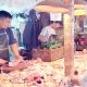 Pedagang ayam di pasar tradisional Kota Sukabumi