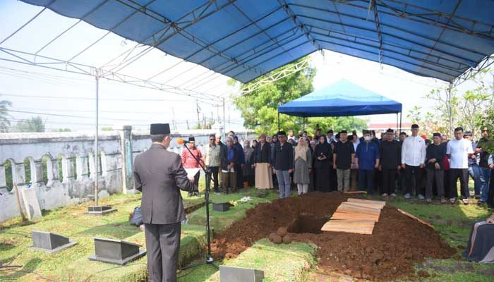 Almarhumah Kadinkes Kota Sukabumi Dikamamkan di TPU Husnul Khotimah