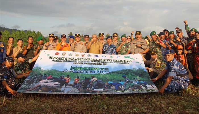 Satrad 216 Cibalimbing, Pemkab Sukabumi dan Polri Giat Tanam Mangrove di Muara Sungai Cimarinjung