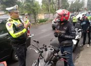 Polisi memberhentikan pengendara sepeda motor. (Dok Polda Jawa Barat)