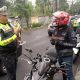 Polisi memberhentikan pengendara sepeda motor. (Dok Polda Jawa Barat)