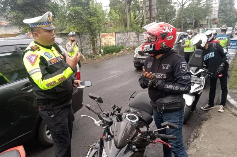 Polisi memberhentikan pengendara sepeda motor. (Dok Polda Jawa Barat)
