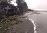 BANJIR ROB - Satu bangunan warung rusak akibat rob di pantai selatan Cilacap pada 14 Mei 2022. (Foto -BPBD Cilacap)
