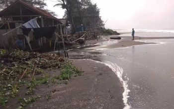 BANJIR ROB - Satu bangunan warung rusak akibat rob di pantai selatan Cilacap pada 14 Mei 2022. (Foto -BPBD Cilacap)