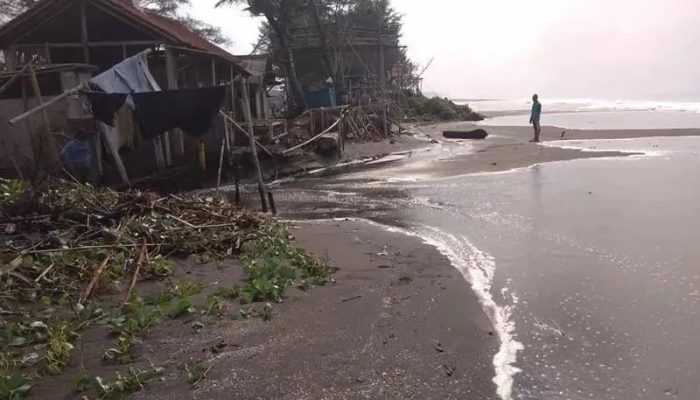 Warga di Selatan Sukabumi Diterjang Banjir rob