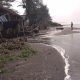 BANJIR ROB - Satu bangunan warung rusak akibat rob di pantai selatan Cilacap pada 14 Mei 2022. (Foto -BPBD Cilacap)