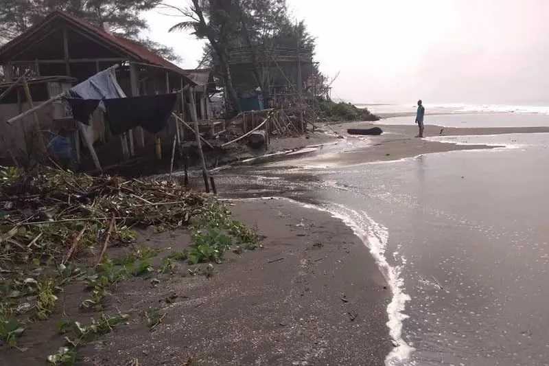 BANJIR ROB - Satu bangunan warung rusak akibat rob di pantai selatan Cilacap pada 14 Mei 2022. (Foto -BPBD Cilacap)