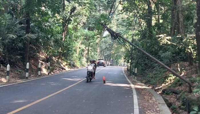 Tiang Telpon di Cikakak Sukabumi Patah, Bahayakan Pengendara