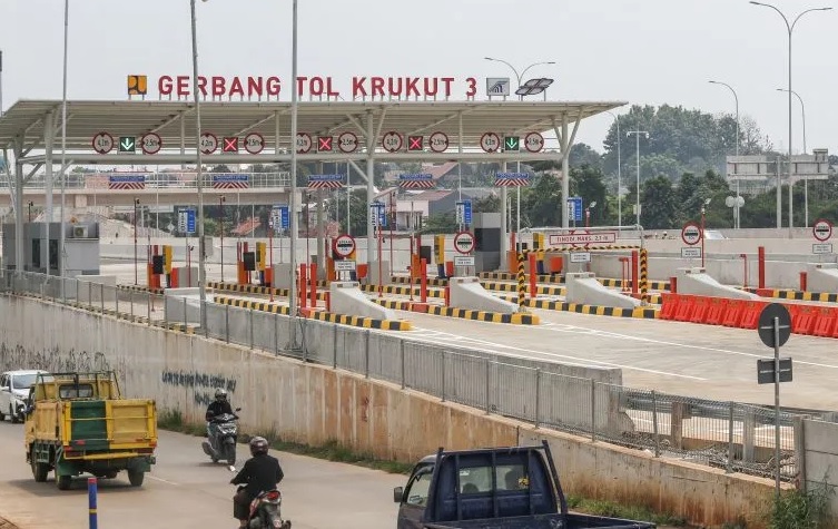 Sejumlah kendaraan melintas disamping Gerbang Tol Krukut 3, Krukut, Depok, Jawa Barat, Rabu (21/12/2022) 