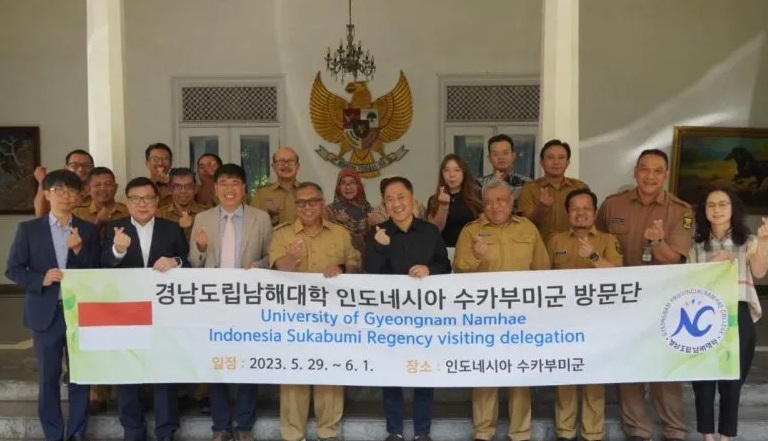 Bupati Sukabumi Marwan Hamami bersama sejumlah pejabat teras Pemkab Sukabumi saat menerima kunjungan dari delegasi Universitas Gyeongnam Namhae, Korea Selatan (Korsel), di Pendopo Kabupaten Sukabumi, Jawa Barat, Selasa (30/5/2023). 