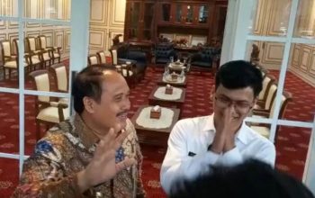 Bupati Pangandaran Jeje Wiriadinata bersama guru yang melaporkan tentang dugaan pungli Husein Ali Rafsanjani memberikan keterangan pers di Pendopo Pangandaran, Jawa Barat, Kamis (11/5/2023). (Pemkab Pangandaran)