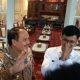 Bupati Pangandaran Jeje Wiriadinata bersama guru yang melaporkan tentang dugaan pungli Husein Ali Rafsanjani memberikan keterangan pers di Pendopo Pangandaran, Jawa Barat, Kamis (11/5/2023). (Pemkab Pangandaran)