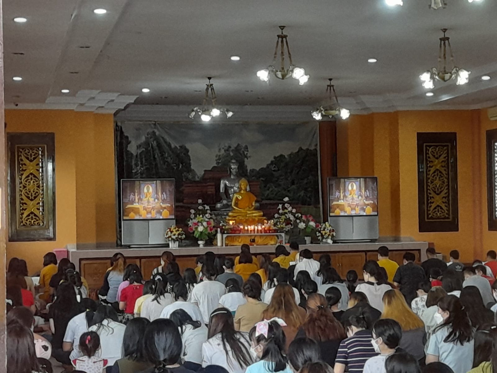Umat buddha saat merayakan waisak