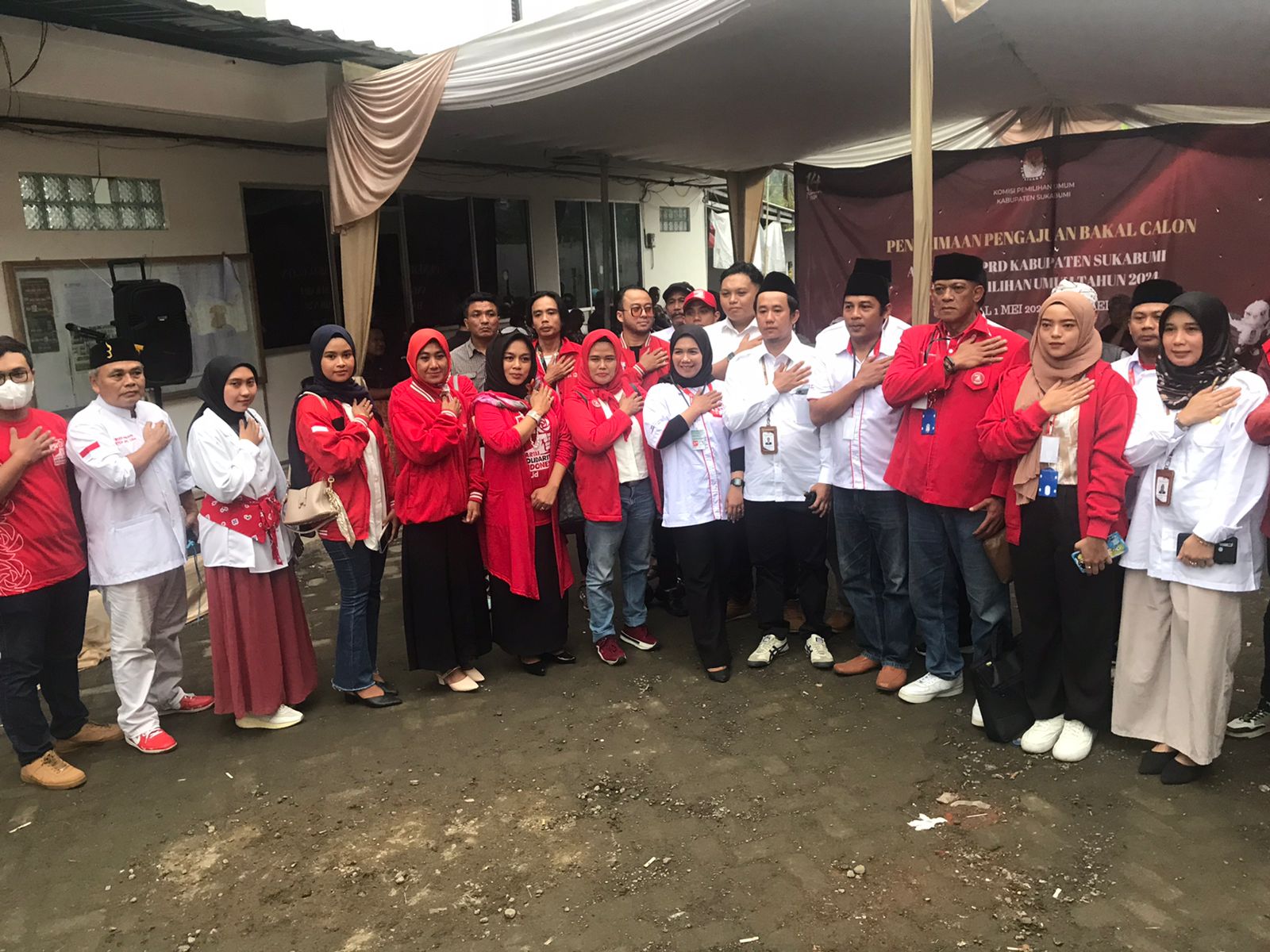 Partai Solidaritas Indonesia (PSI) Kabupaten Sukabumi saat melakukan foto bersama usai pengajuan bacaleg ke KPU Kabupaten Sukabumi.
