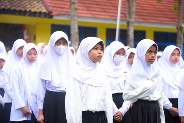 BERBARIS: Santri TPQ dan TKQ se-Kecamatan Gunungpuyuh, Kota Sukabumi mengikuti pembukaan ujian akhir yang diadakan di SDN Brawijaya, pada Senin (15/5/2023).