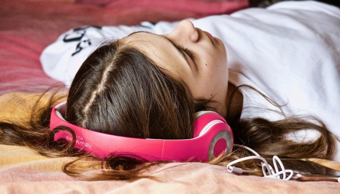 5 Bahaya Tidur Menggunakan Headphone, Bisa Infeksi Telinga