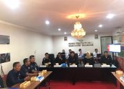 MENERIMA PENDAFTARAN : Ketua KPU Kabupaten Sukabumi Ferry Gustaman bersama Komisioner KPU lainnya pada saat menerima pendaftaran bacaleg dari Partai NasDem. 