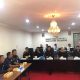 MENERIMA PENDAFTARAN : Ketua KPU Kabupaten Sukabumi Ferry Gustaman bersama Komisioner KPU lainnya pada saat menerima pendaftaran bacaleg dari Partai NasDem. 