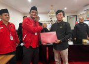 PENDAFTARAN BACALEG : Ketua DPC PDI Perjuangan Kabupaten Sukabumi Yudi Suryadikrama saat menyerahkan pendaftaran ke KPU Kabupaten Sukabumi.