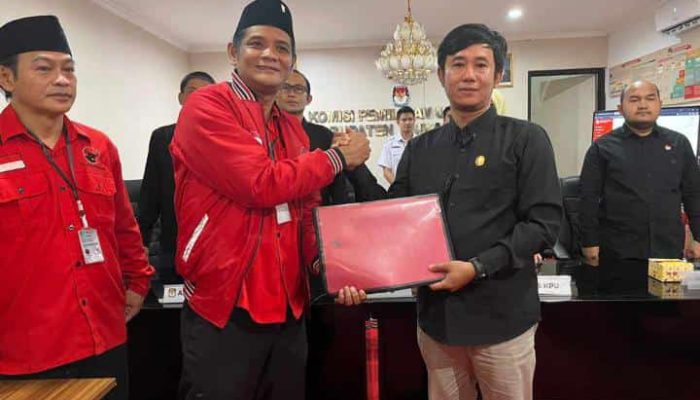 PENDAFTARAN BACALEG : Ketua DPC PDI Perjuangan Kabupaten Sukabumi Yudi Suryadikrama saat menyerahkan pendaftaran ke KPU Kabupaten Sukabumi.