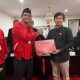 PENDAFTARAN BACALEG : Ketua DPC PDI Perjuangan Kabupaten Sukabumi Yudi Suryadikrama saat menyerahkan pendaftaran ke KPU Kabupaten Sukabumi.