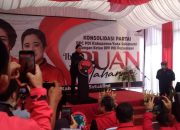 Ketua DPP PDI Perjuangan (PDIP) Puan Maharani saat melakukan kunjungan ke Sukabumi mendapatkan kesan lain, saat dirinya mendapatkan kue Mochi dari pengurus DPC PDI Perjuangan Kabupaten Sukabumi.