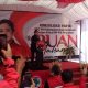 Ketua DPP PDI Perjuangan (PDIP) Puan Maharani saat melakukan kunjungan ke Sukabumi mendapatkan kesan lain, saat dirinya mendapatkan kue Mochi dari pengurus DPC PDI Perjuangan Kabupaten Sukabumi.