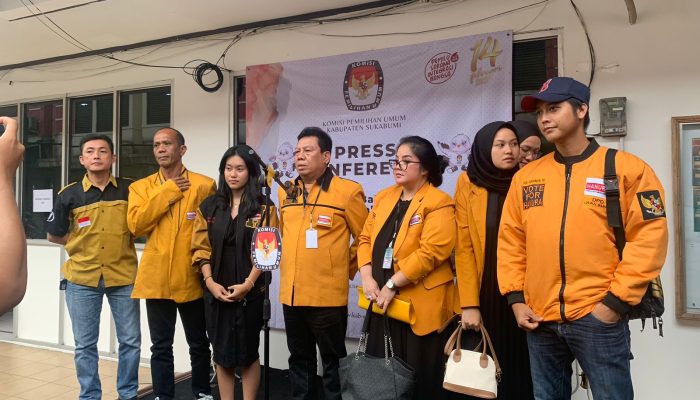 SIAP MENANG : Ketua DPC Kabupaten Sukabumi Ade Surachman pada saat Jumpa Pers usai melakukan pengajuan dan pendaftaran 50 Bakal Calon Legislatif (Bacaleg) ke KPU Kabupaten Sukabumi pada Rabu (10/05/2023).