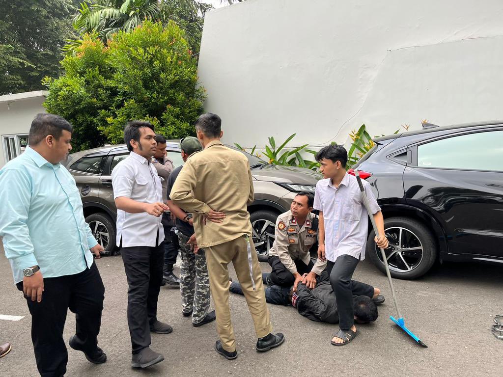 Potret seorang OB dan petugas kepolisian berhasil