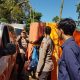 DIJAGA : Petugas Polsek Sukaraja, Polres Sukabumi Kota, saat menjaga lokasi ekshumasi jasad MHD (9) yang merupakan siswa salah satu SD di wilayah Kecamatan Sukaraja pada Rabu (31/05) pagi.(FOTO: DENDI/RADAR SUKABUMI)