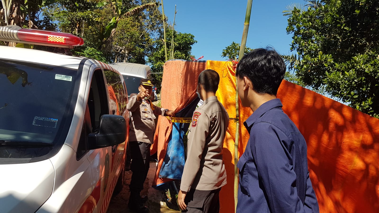 DIJAGA : Petugas Polsek Sukaraja, Polres Sukabumi Kota, saat menjaga lokasi ekshumasi jasad MHD (9) yang merupakan siswa salah satu SD di wilayah Kecamatan Sukaraja pada Rabu (31/05) pagi.(FOTO: DENDI/RADAR SUKABUMI)