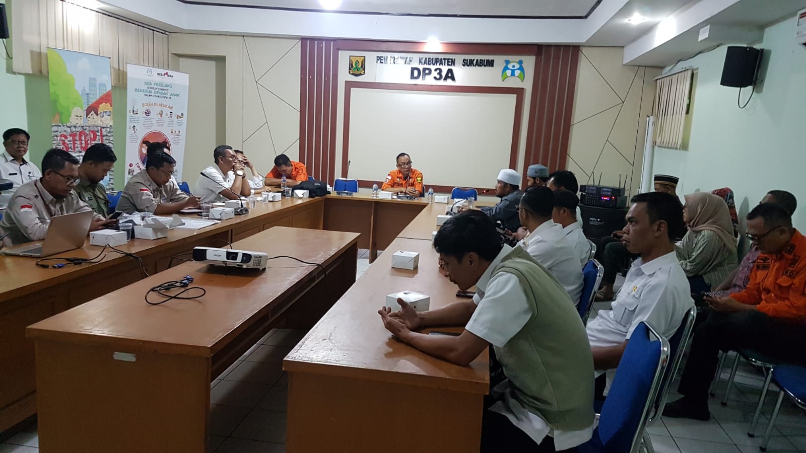 Warga penyintas bencana pergerakan tanah di Kampung Gunungbatu, Desa Kertaangsana, Kecamatan Nyalindung, saat diskusi dengan BPBD