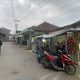 OLAH TKP : Petugas Polsek Parungkuda, Polres Sukabumi, saat melakukan olah TKP di lokasi pencurian uang tunai sebesar Rp35 juta di warung mie ayam bakso, tepatnya Kampung Kompa, RT 016/RW 004, Desa Kompa, Kecamatan Parungkuda, Kabupaten Sukabumi.