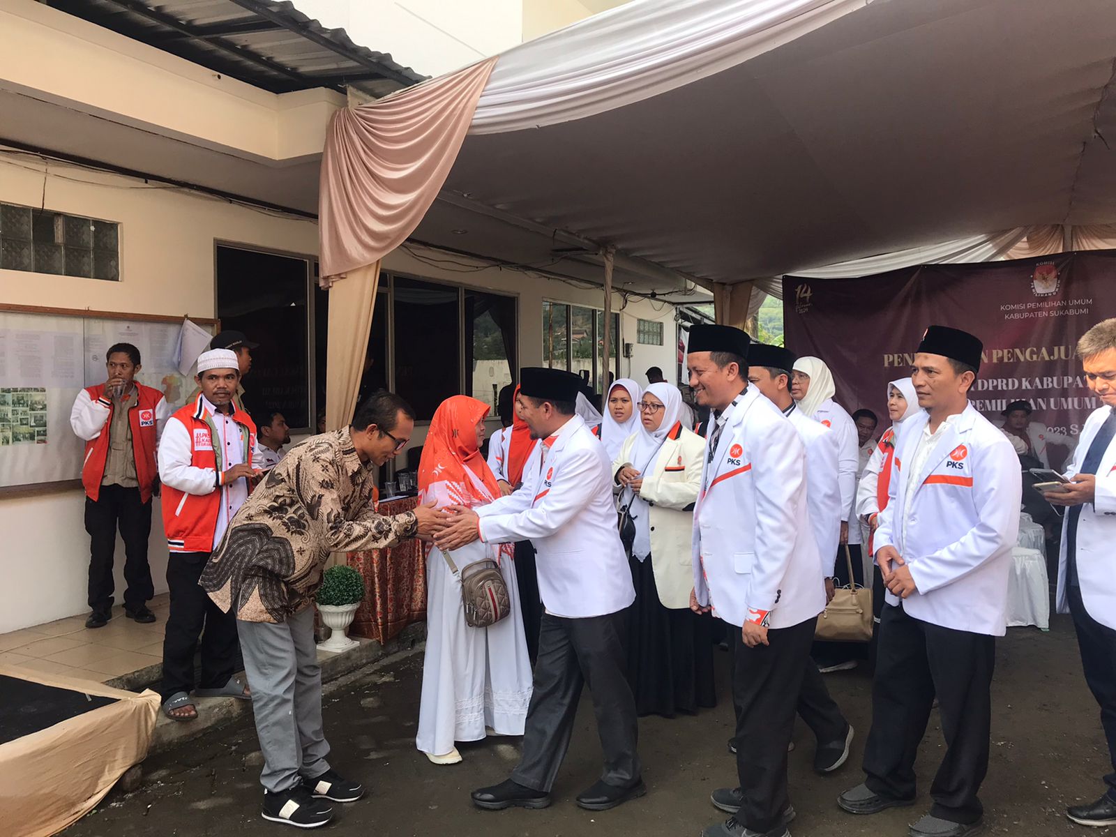 PENDAFTARAN : Komisi Pemilihan Umum (KPU) Kabupaten Sukabumi, baru menerima dua partai politik (Parpol) yang mendaftarkan para Bakal Calon Legislatif (Bacaleg) DPRD Kabupaten Sukabumi.