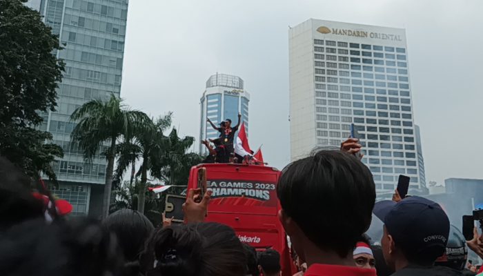 Bus Arak-arakan Timnas Indonesia U-22 di Bundaran HI Meriah