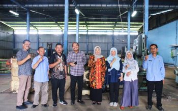 KUNJUNGAN : Anggota Komisi II DPRD Provinsi Jawa Barat, Hendar Darsono saat melakukan kunjungan kerja di Satuan Pelayanan Balai Pengembangan Industri Logam Sukabumi. (foto : Dok Hendar Darsono)