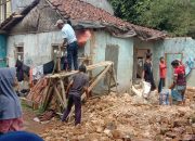 Satu rumah di Parakansalak Kabupaten Sukabumi roboh usai diterjang angin kencang dan hujan deras, Senin (08/05/2023).