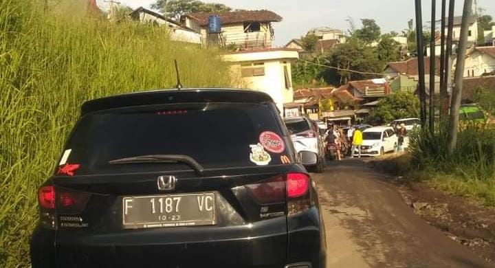 Akibat kecelakaan di Jalan Raya Sukabumi-Bogor Sejumlah kendaraan menhindari kemacetan dengan masuk ke Jalan Alternatif ke Kampung Caringin dan Cibaraja.(foto : ist)