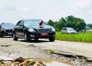 Mobil sedan yang dinaiki Presiden Joko Widodo melintasi Jalan Terusan Ryacudu, Kota Baru