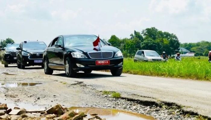 Penampakan Mobil Jokowi Lintasi Jalan berkubang di Lampung