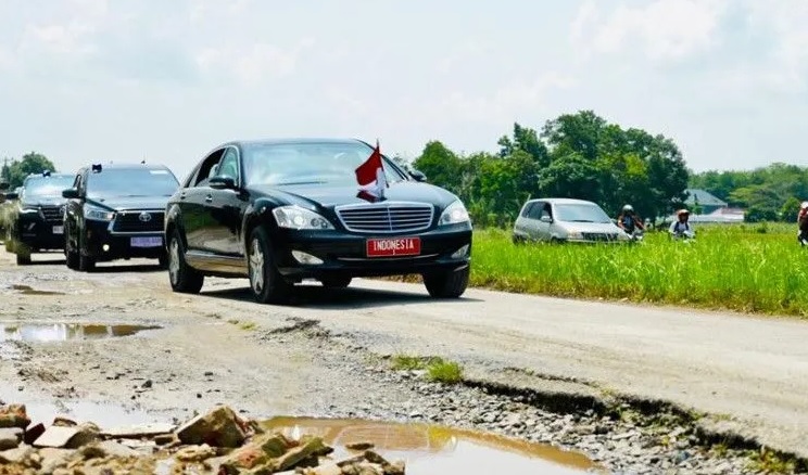 Mobil sedan yang dinaiki Presiden Joko Widodo melintasi Jalan Terusan Ryacudu, Kota Baru