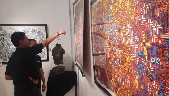 Pelukis Asal Sukabumi Ini Pamerkan Lukisan Yang Tak Biasa
