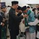 Gubernur Jawa Barat M. Ridwan Kamil melepas jamaah calon haji di Bandara Kertajati, Kabupaten Majalengka, Jawa Barat, Minggu (28/5/2023). (ANTARA/Khaerul Izan)