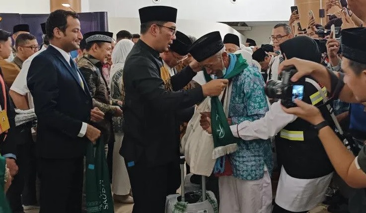 Gubernur Jawa Barat M. Ridwan Kamil melepas jamaah calon haji di Bandara Kertajati, Kabupaten Majalengka, Jawa Barat, Minggu (28/5/2023). (ANTARA/Khaerul Izan)
