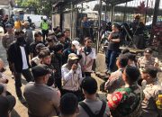 DIDEMO : sejumlah anggota Himpunan Pemuda Pelajar Mahasiswa (HIPPMA) Sukabumi saat melakukan aksi demo di Kantor sekretariatan Bawaslu Kabupaten Sukabumi, Senin (05/06/2023).