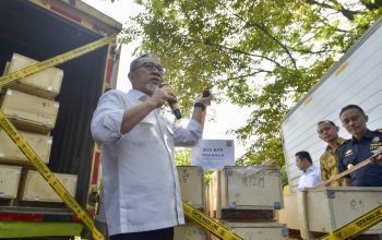 Menteri Perdagangan Zulkifli Hasan memimpin pemusnahan barang impor yang tidak sesuai ketentuan --