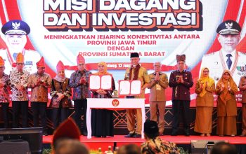 Gubernur Jawa Timur, Khofifah Indar Parawansa memimpin gelaran Misi Dagang dan Investasi antara Provinsi Jawa Timur dengan Provinsi Sumatera Barat yang digelar di Hotel ZHM Premier Padang, Senin (12/6).