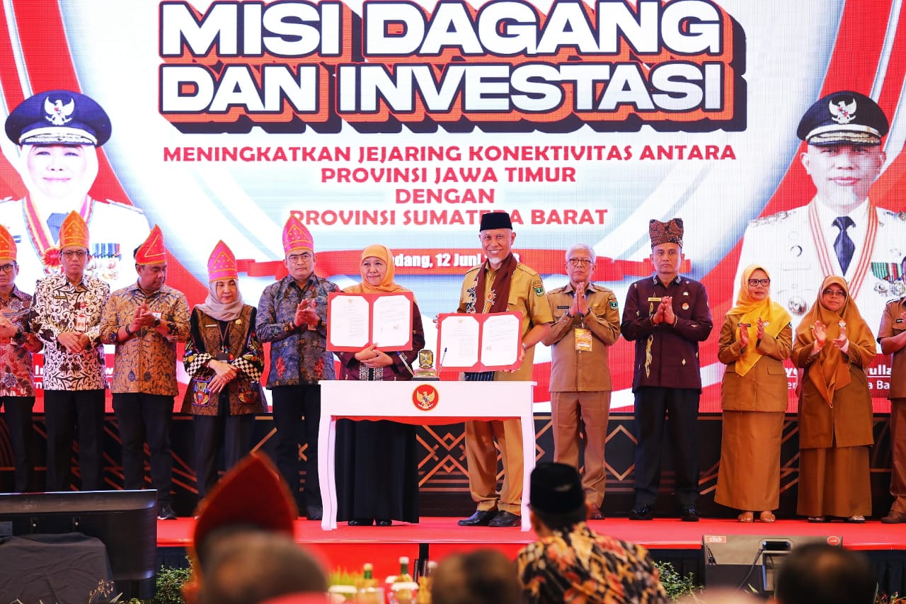 Gubernur Jawa Timur, Khofifah Indar Parawansa memimpin gelaran Misi Dagang dan Investasi antara Provinsi Jawa Timur dengan Provinsi Sumatera Barat yang digelar di Hotel ZHM Premier Padang, Senin (12/6).