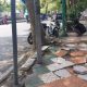 Kondisi trotoar yang rusak di jalur jalan Siliwangi, Kelurahan/ Kecamatan Palabuhanratu, Kabupaten Sukabumi. (FOTO : NANDI/ RADARSUKABUMI)