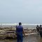 Kondisi perahu pagang rusak setelah terseret ombak di Pantai Citepus Muara, Desa Citepus, Kecamatan Palabuhanratu, Kabupaten Sukabumi
